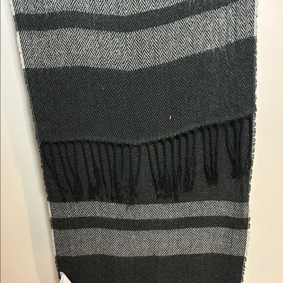 Old Navy Black and Gray Scarf - Picture 4 of 6